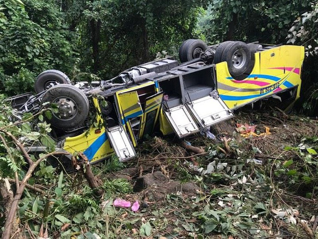 xe cho sinh vien va giao vien lao xuong vuc o deo hai van khien hang chuc nguoi bi thuong