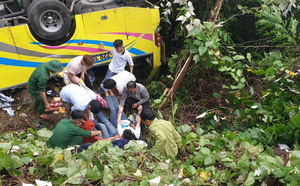 xe cho 20 sv lao xuong vuc deo hai van mat thang khi do deo tai xe cho xe ca vao vach nui nhung vang ra