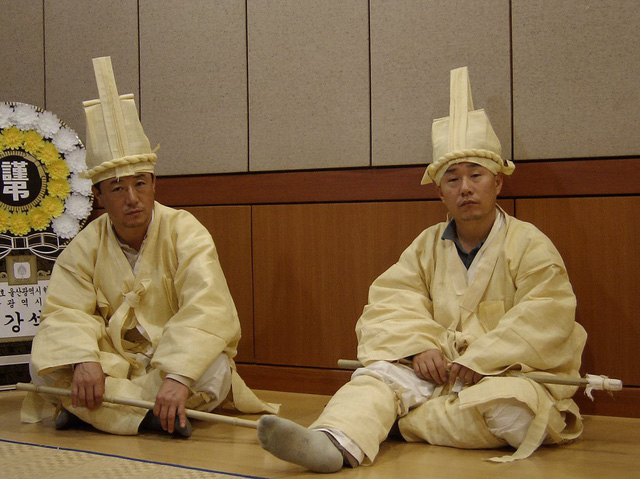 bi mat dang sau hien tuong thanh nien han quoc san sang tu tu vi diem thap thua kem ban be ve cong viec nha cua