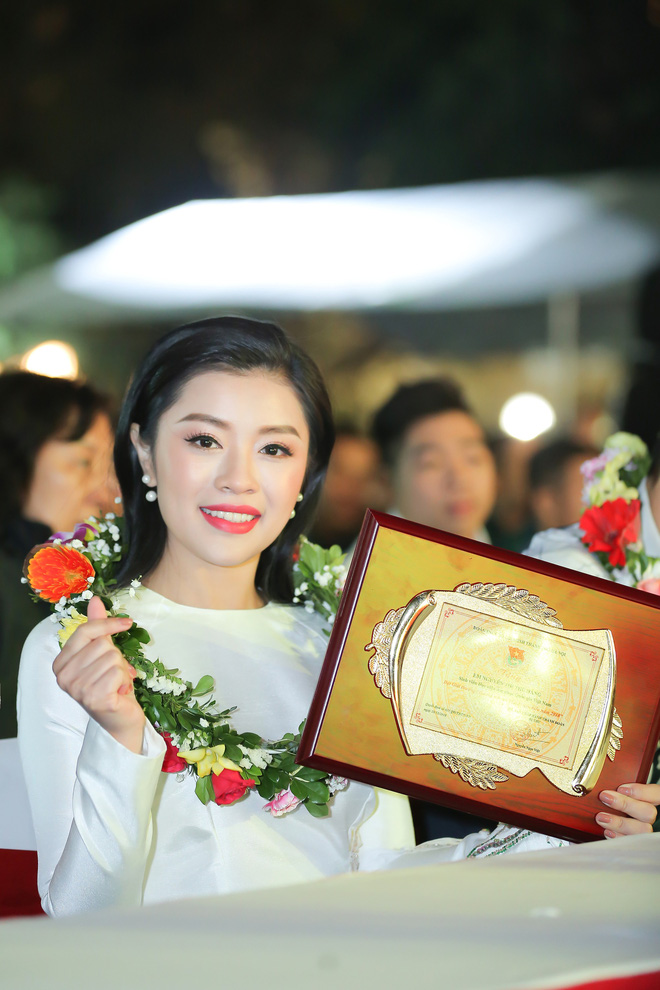 ca si thu hang xuc dong khi nhan giai thuong guong mat tre thu do tieu bieu