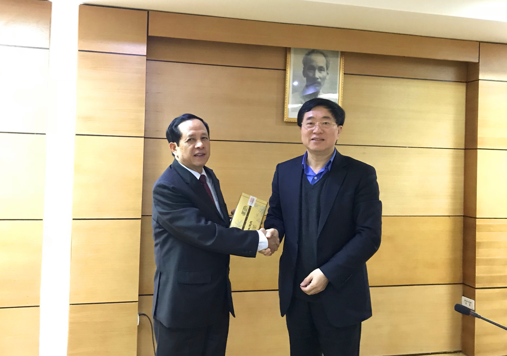 lanh dao hoi huu nghi viet trung tiep doan hoc gia trung quoc