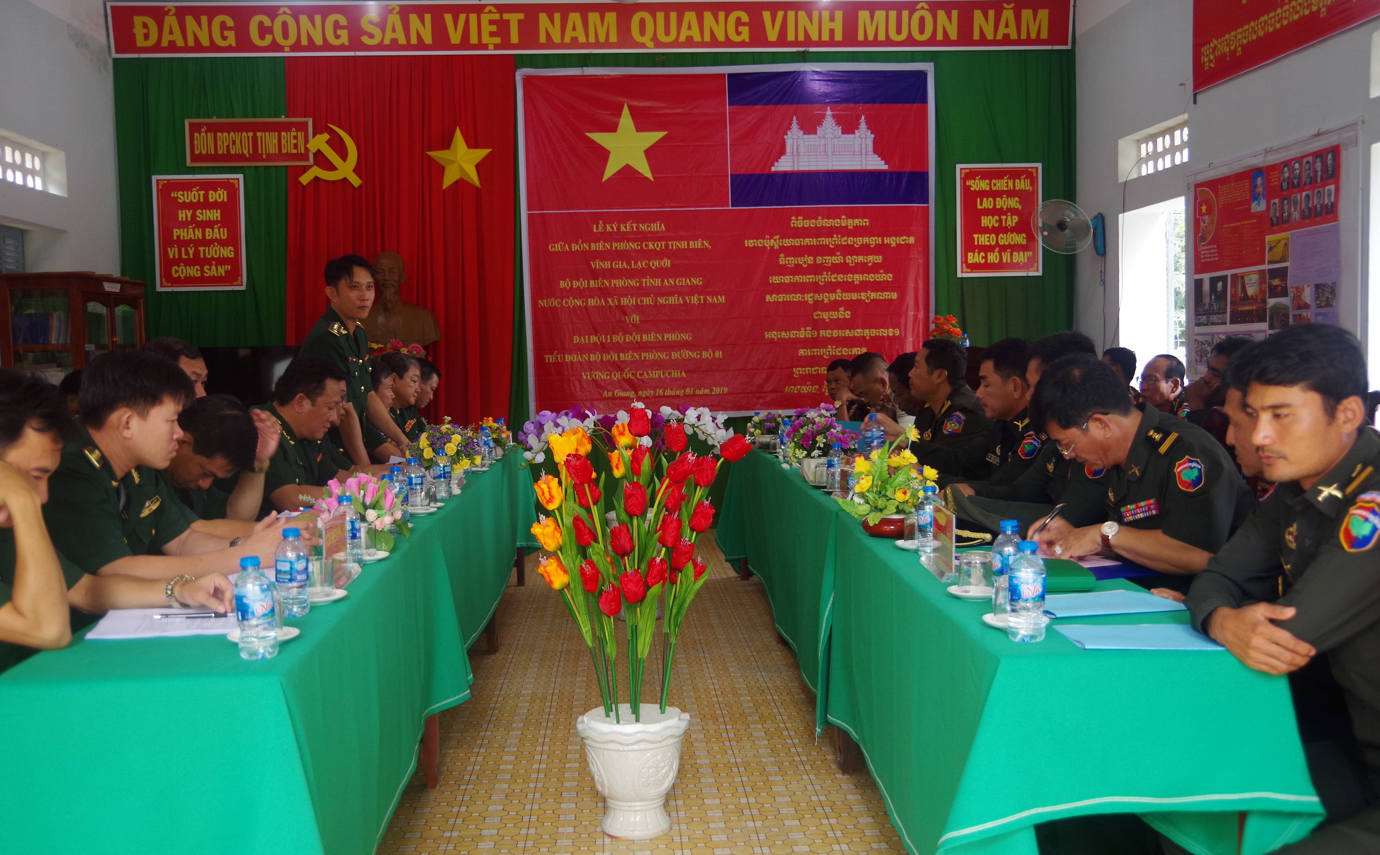 bo doi bien phong an giang ky ket nghia voi luc luong bao ve bien gioi campuchia doi dien