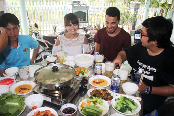 co gai phap lam thue suot mot nam kiem tien ve viet nam tim cha