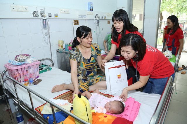 trao qua cho hoc sinh dan toc benh nhi nhan dip xuan ky hoi