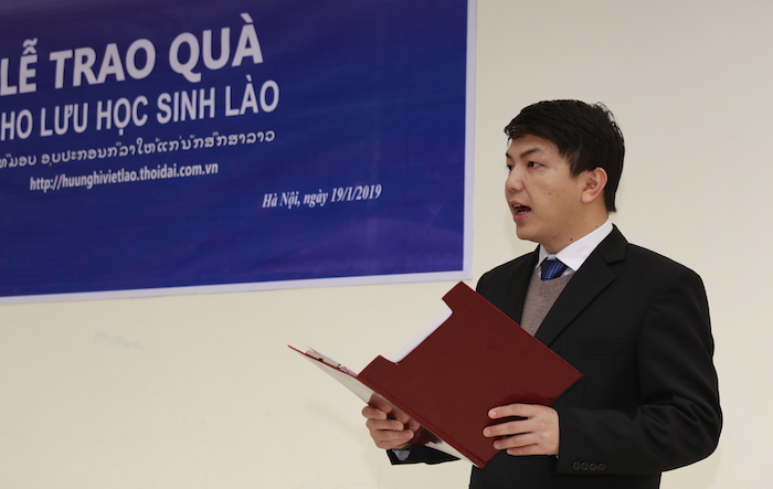bao thoi dai trao tang qua cho luu hoc sinh lao tai viet nam