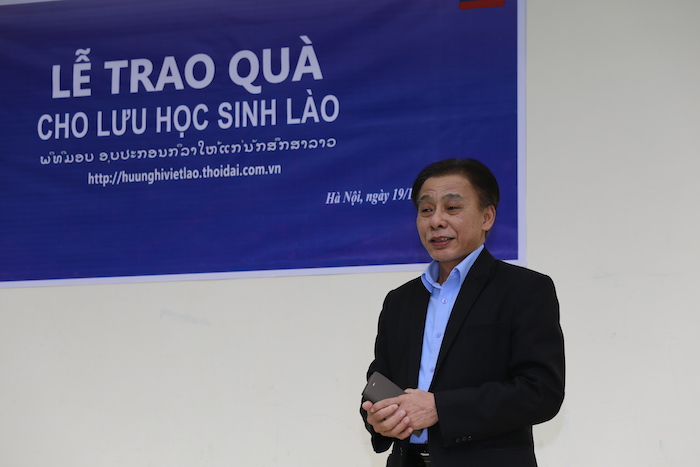 bao thoi dai trao tang qua cho luu hoc sinh lao tai viet nam