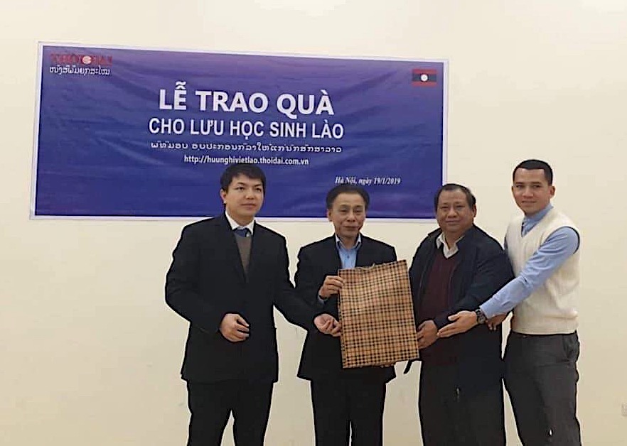 bao thoi dai trao tang qua cho luu hoc sinh lao tai viet nam