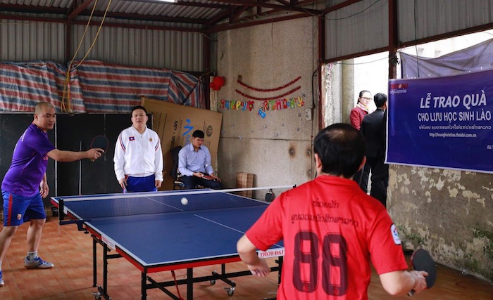bao thoi dai trao tang qua cho luu hoc sinh lao tai viet nam