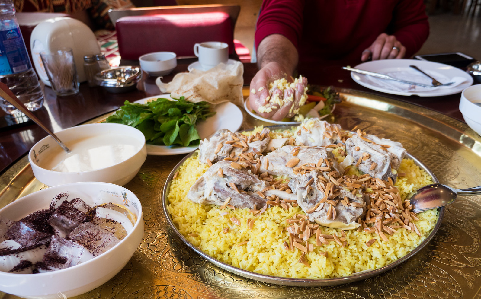 vi sao nguoi jordan an com chi bang mot tay