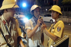 video hai thanh nien dau tran bay thang vao vuon hoa dai phan cach ngay mung 1 tet