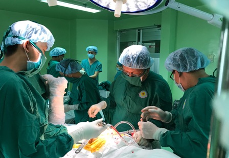 benh vien quan thay khop hang thanh cong cho cu ong 98 tuoi