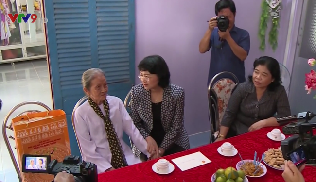 lanh dao dang va nha nuoc chuc tet 2018 nguoi dan vi nh long qua ng nga i tra vinh va la o cai