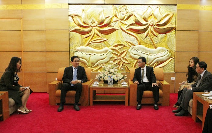 trao tang ky niem chuong vi hoa binh huu nghi giua cac dan toc cho dai su trung quoc tai viet nam