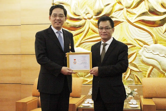 trao tang ky niem chuong vi hoa binh huu nghi giua cac dan toc cho dai su trung quoc tai viet nam