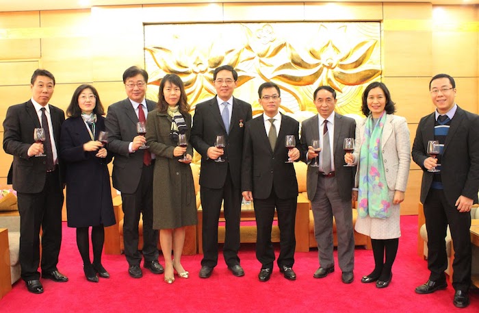 trao tang ky niem chuong vi hoa binh huu nghi giua cac dan toc cho dai su trung quoc tai viet nam