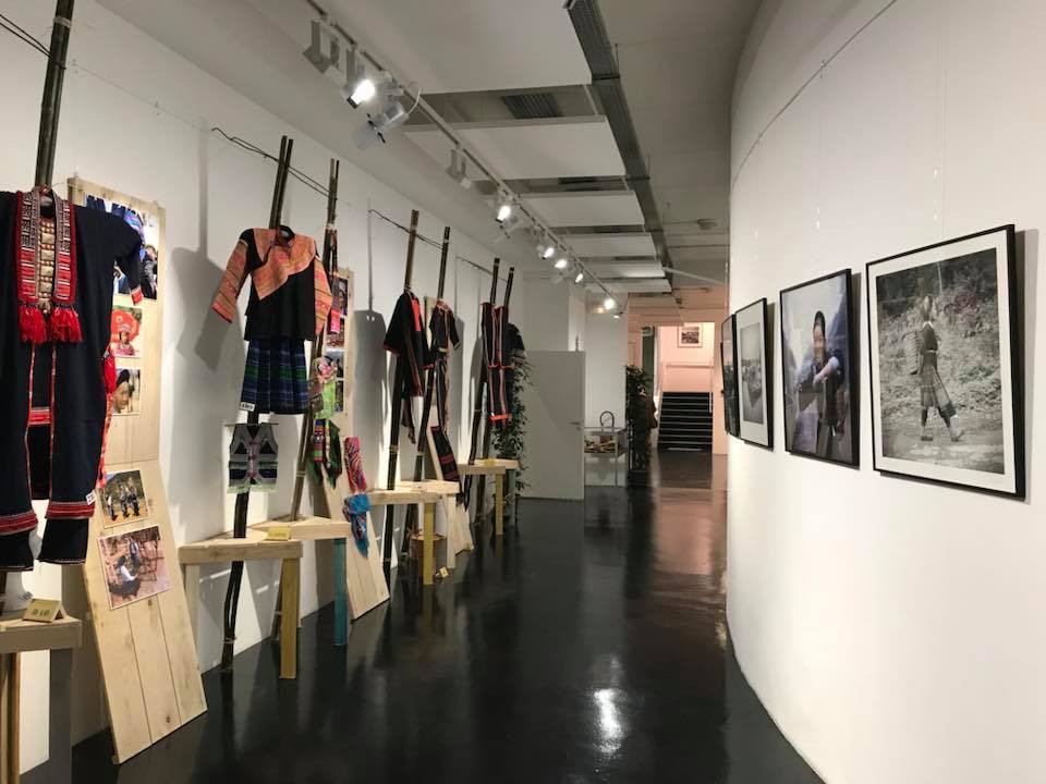 khai mac trien lam trang phuc 54 dan toc viet nam tai phap