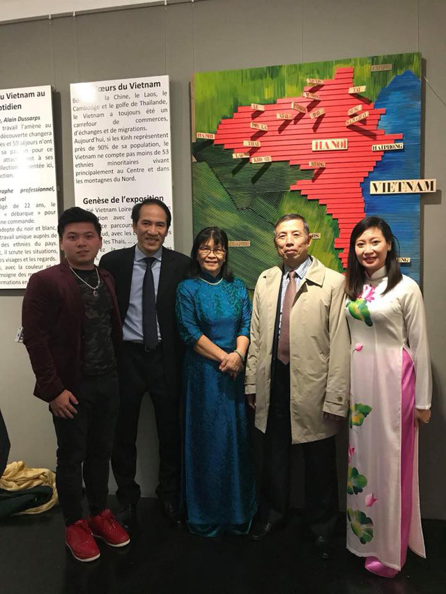 khai mac trien lam trang phuc 54 dan toc viet nam tai phap