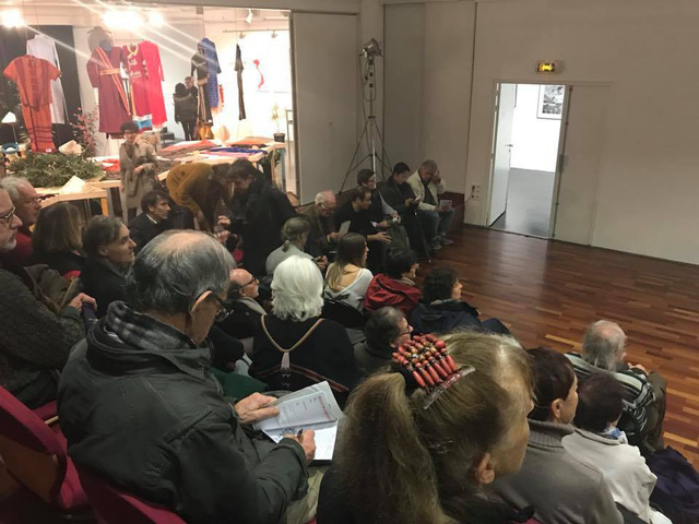 khai mac trien lam trang phuc 54 dan toc viet nam tai phap