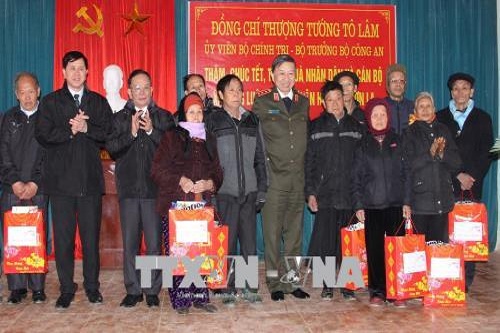 lanh dao bo cong an bo thong tin va truye n thong tham tang qua tet tai cac dia phuong