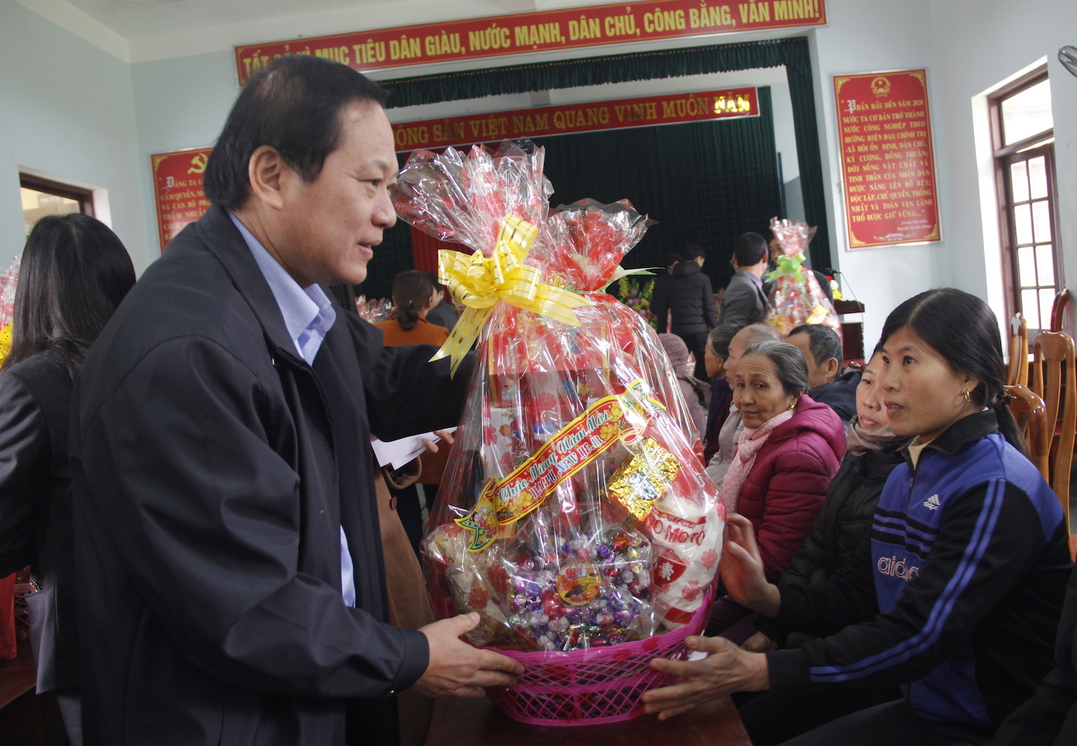 lanh dao bo cong an bo thong tin va truye n thong tham tang qua tet tai cac dia phuong