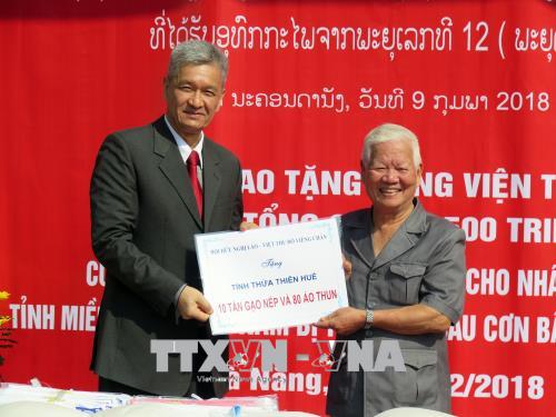 hoi huu nghi lao viet trao qua cho ba con bi anh huong bao so 12