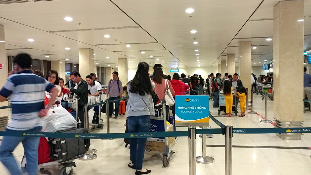 trang dem o tan son nhat cho chuyen bay ve que don tet