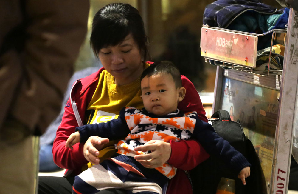 trang dem o tan son nhat cho chuyen bay ve que don tet