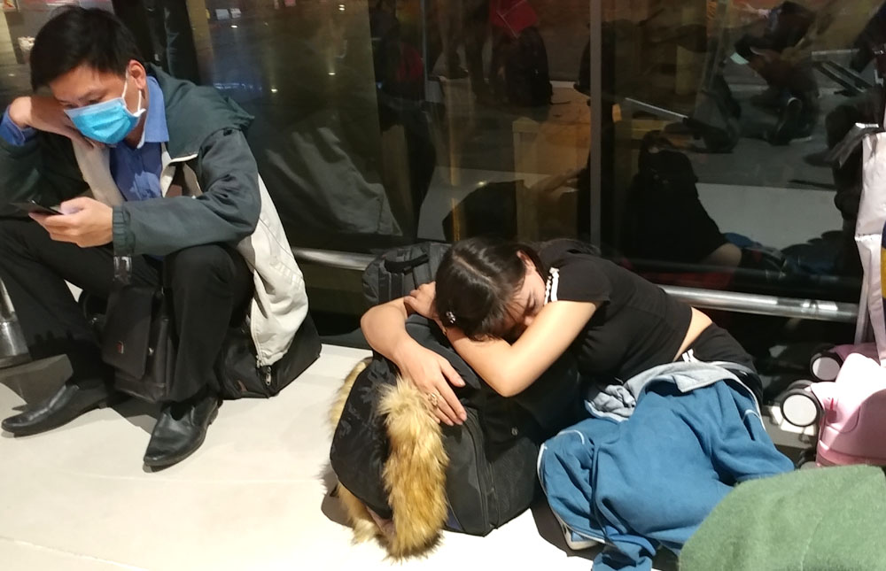 trang dem o tan son nhat cho chuyen bay ve que don tet