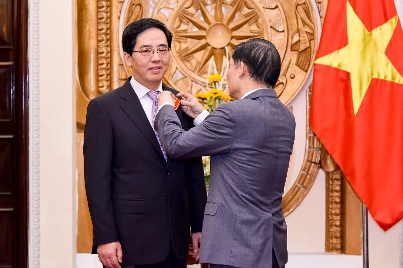 trao tang huan chuong huu nghi cho dai su trung quoc hong tieu dung