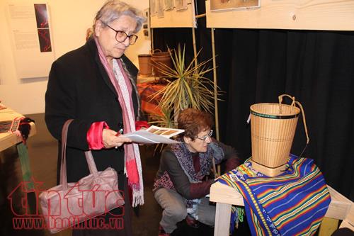 trang phuc 54 dan toc viet nam khoe sac tai mien tay nuoc phap