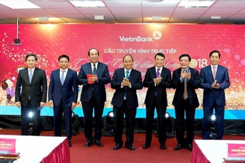 thu tuong yeu cau ngan hang lay khach hang la trong tam phuc vu