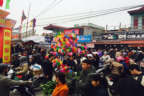 chua khai hoi cho vieng da dong kin nguoi