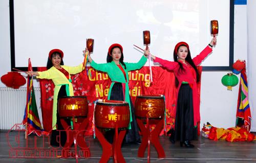 gin giu ban sac van hoa dan toc trong cong dong nguoi viet tai italy