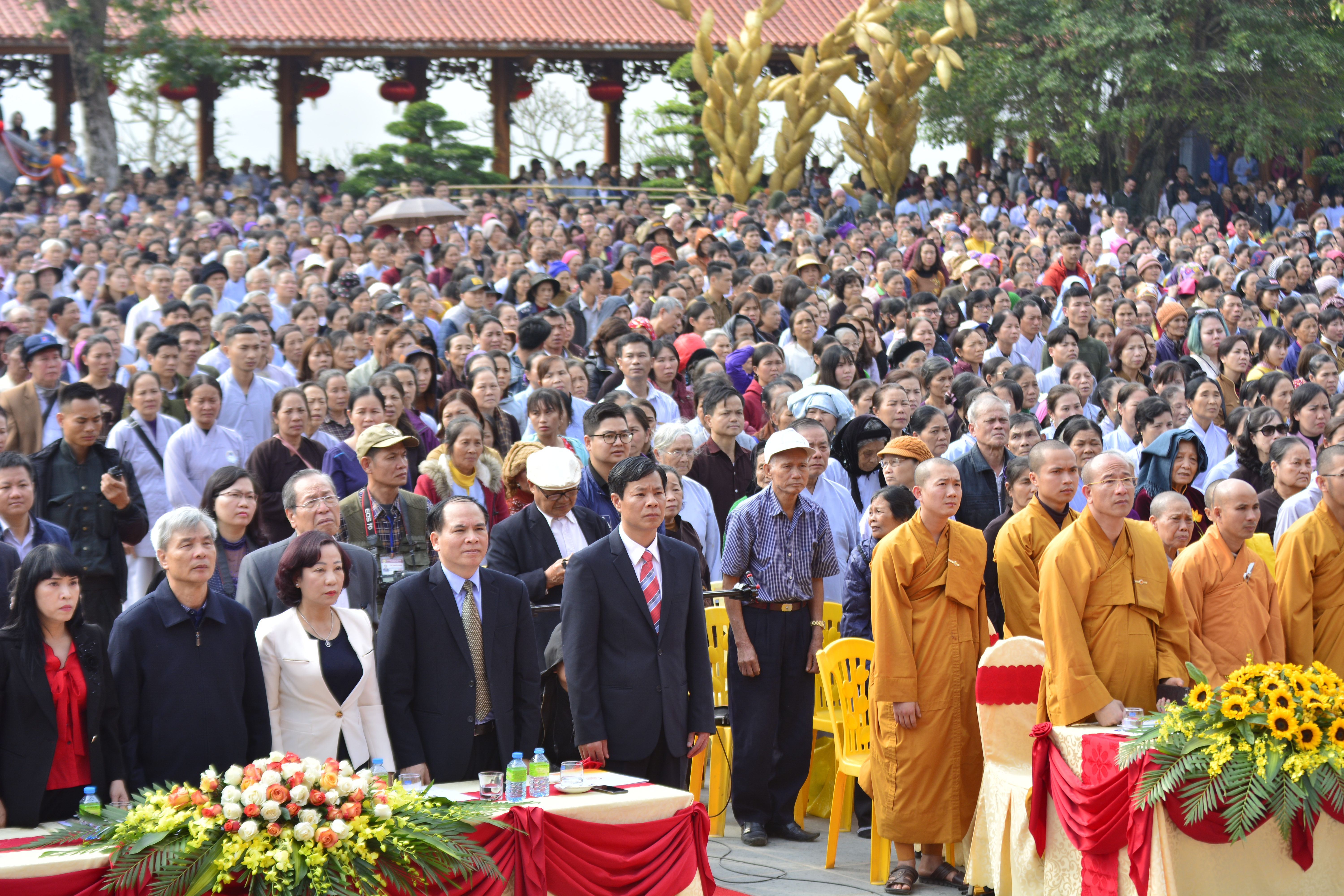 hang nghin phat tu tham du le khai hoi chua ba vang