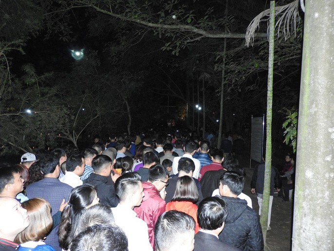 canh van nguoi chen nhau tai le khai an den tran