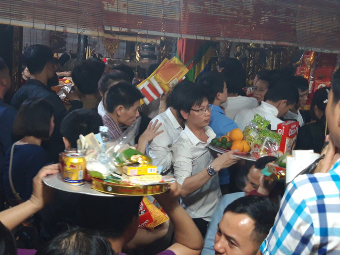 canh van nguoi chen nhau tai le khai an den tran