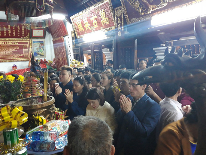 canh van nguoi chen nhau tai le khai an den tran