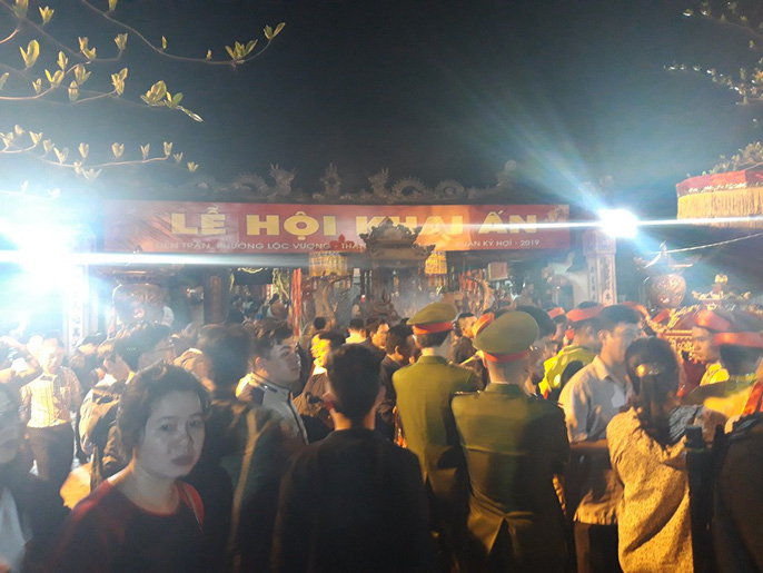 canh van nguoi chen nhau tai le khai an den tran