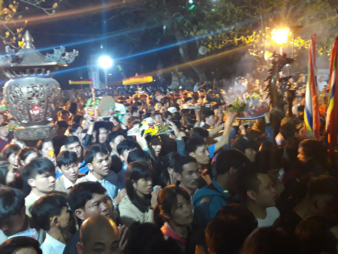 canh van nguoi chen nhau tai le khai an den tran