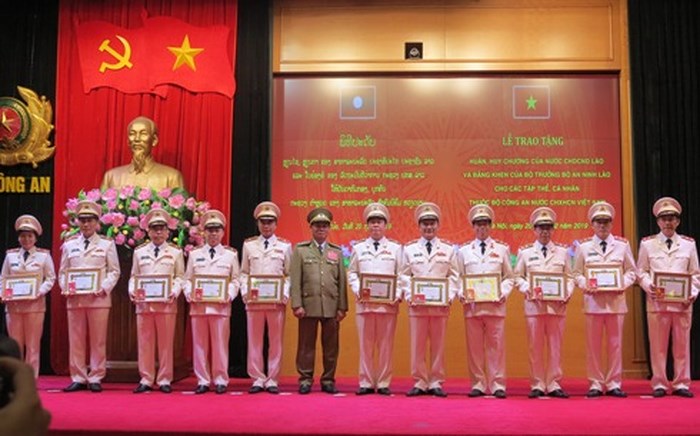 cac tuong linh si quan cong an viet nam don nhan phan thuong cao quy cua nha nuoc lao