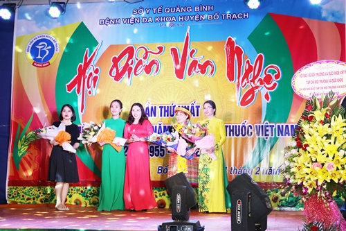 benh vien da khoa huyen bo trach to chuc hoi dien van nghe nhan ngay thay thuoc viet nam