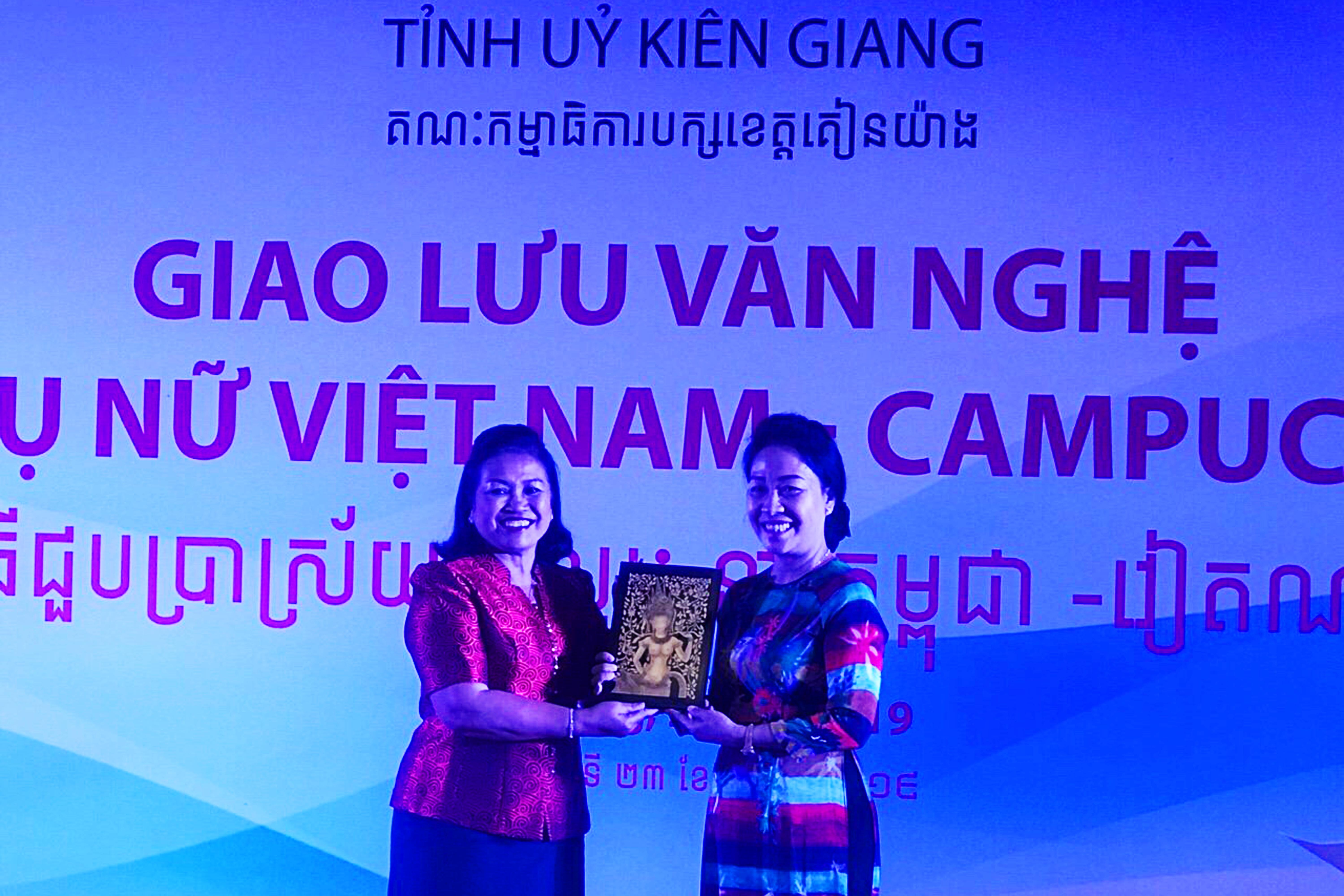 hoi lien hiep phu nu viet nam hoi phu nu campuchia doan ket hop tac va phat trien