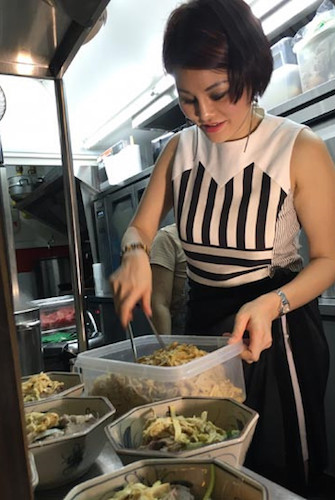 nguoi phu nu thanh cong voi am thuc viet tren dat singapore