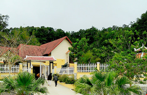 bi thu huyen dao ham xuyen nui noi gi