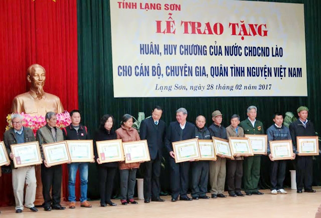 trao tang huan huy chuong cua lao cho can bo chuyen gia quan tinh nguyen viet nam