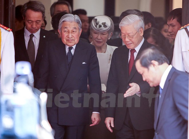 ngay cuoi cung o ha noi nha vua nhat ban du tiec tra voi tong bi thu nguyen phu trong