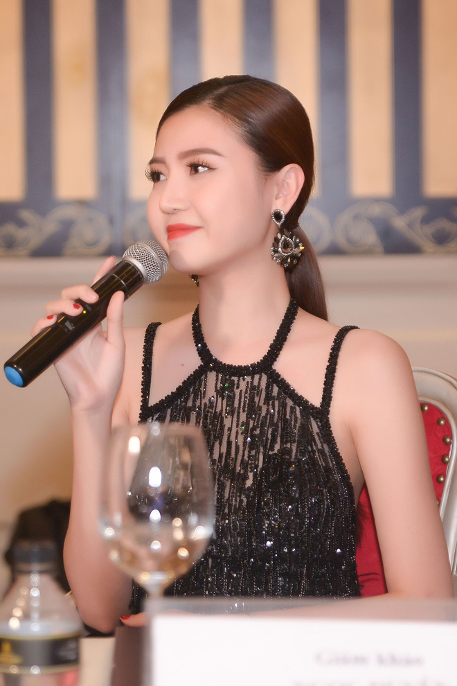 vo hoang yen mac goi cam di cham thi