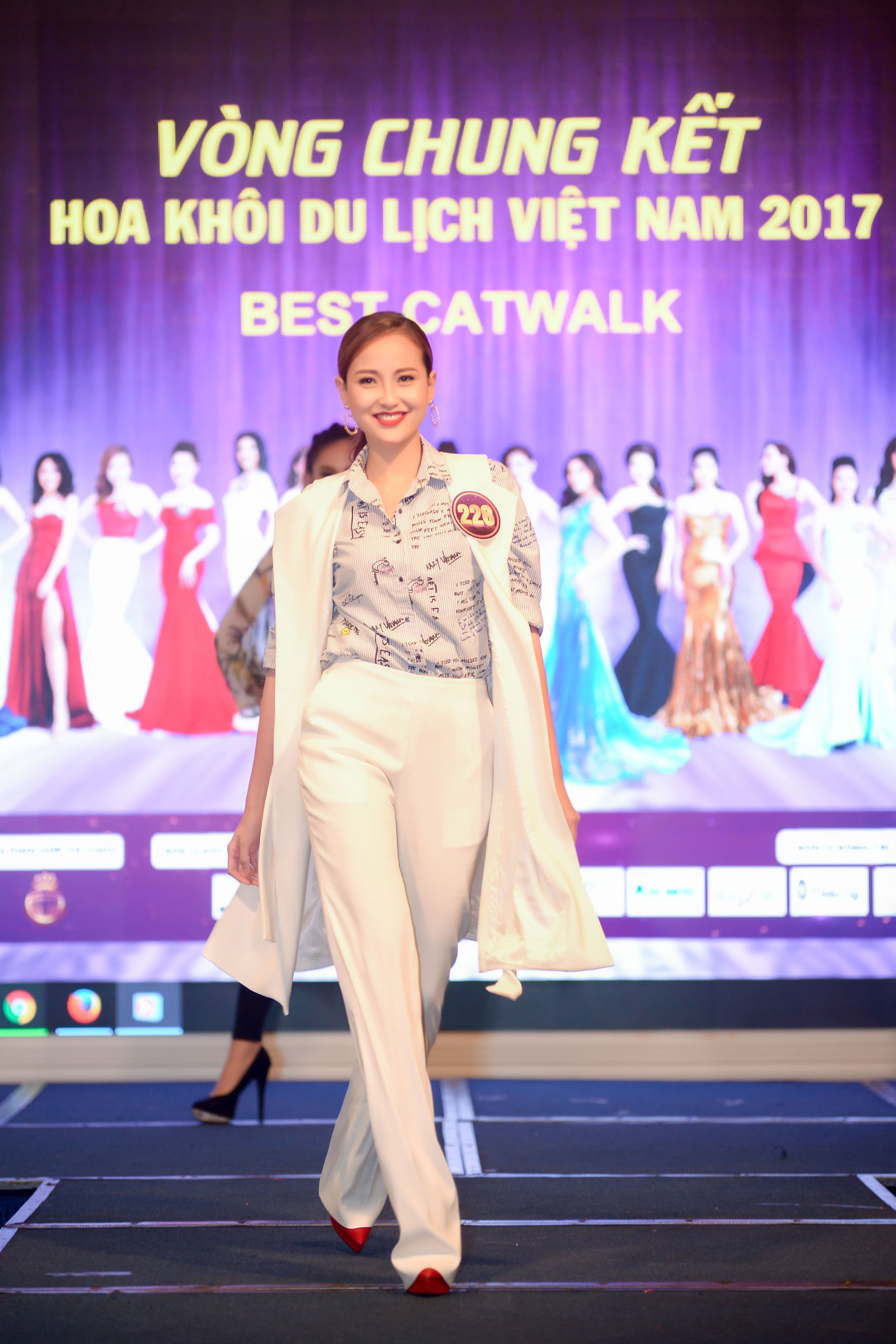 vo hoang yen mac goi cam di cham thi