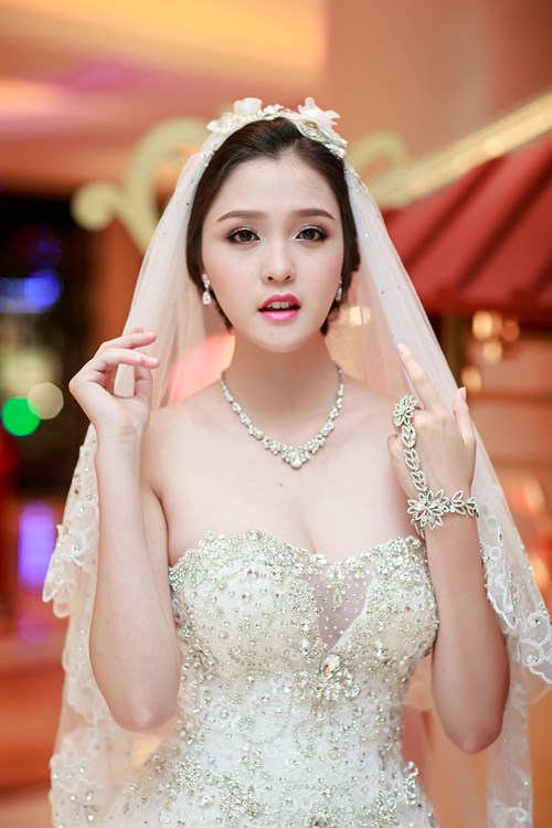 a hau hoang anh to chuc dam cuoi trong bi mat