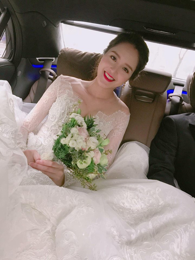 a hau hoang anh rang ro voi vay trang tinh khoi trong tiec cuoi